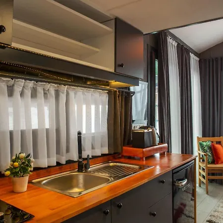Bed & Breakfast Ada Tiny House Loca *